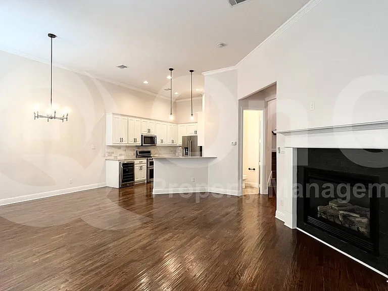 2209 Kirby St — Photo 4