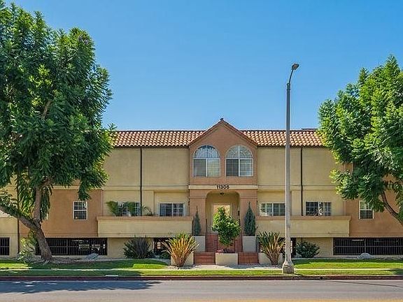 3rd image of 11306 Moorpark St Unit 4