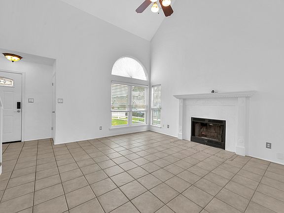 4th image of 408 Woodland Park Cir #1