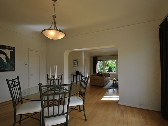 4th image of 2325 1/2 N Beachwood Dr