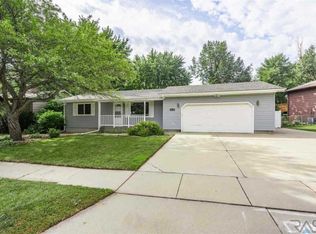 5613 W Pebble Creek Rd, Sioux Falls, SD 57106