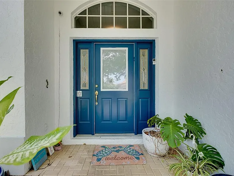 360 Cedarbrook Ct — Photo 2