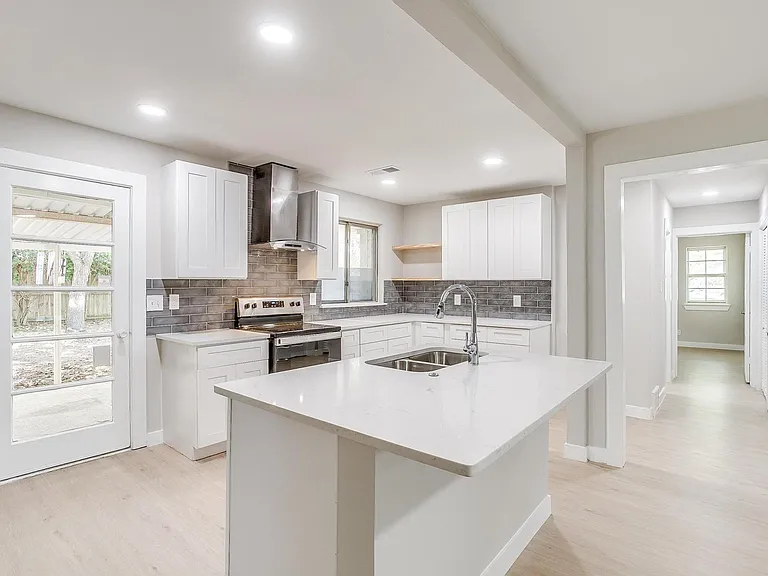 802 Sutton Ct — Photo 15