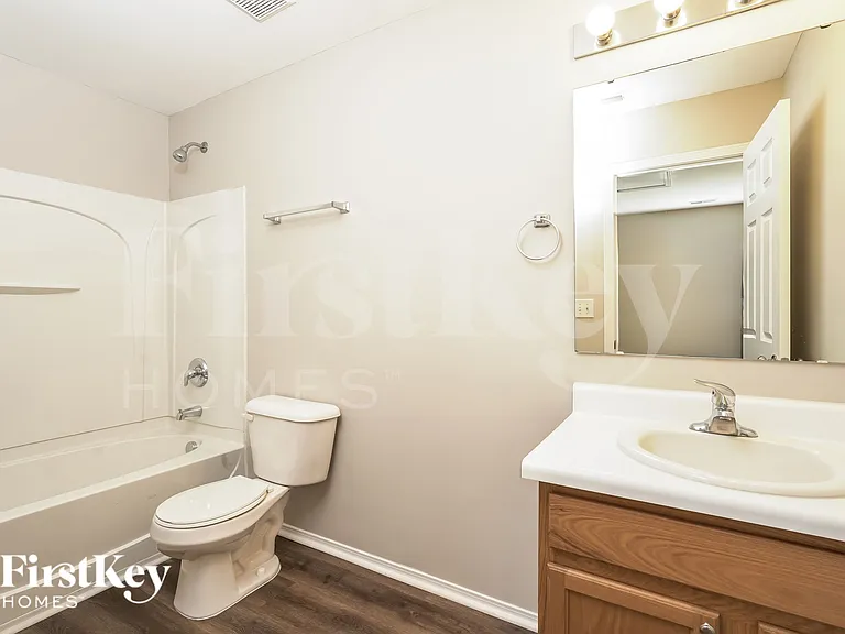 520 Martha Ct — Photo 17