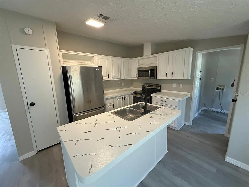 3 bed, 2.0 bath, 1404 sqft, $1,990 — Photo 3