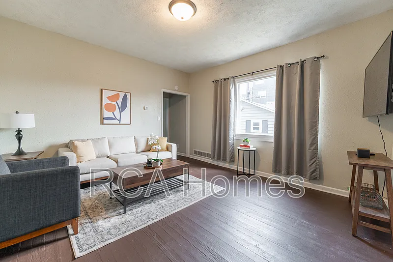 3 bed, 1.0 bath, 1200 sqft, $1,975 — Photo 2