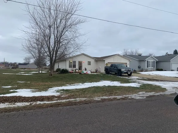 357 E Clay St, El Paso, IL 61738