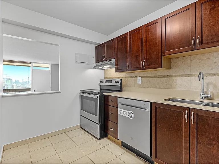 211 Wurtemburg St — Photo 22