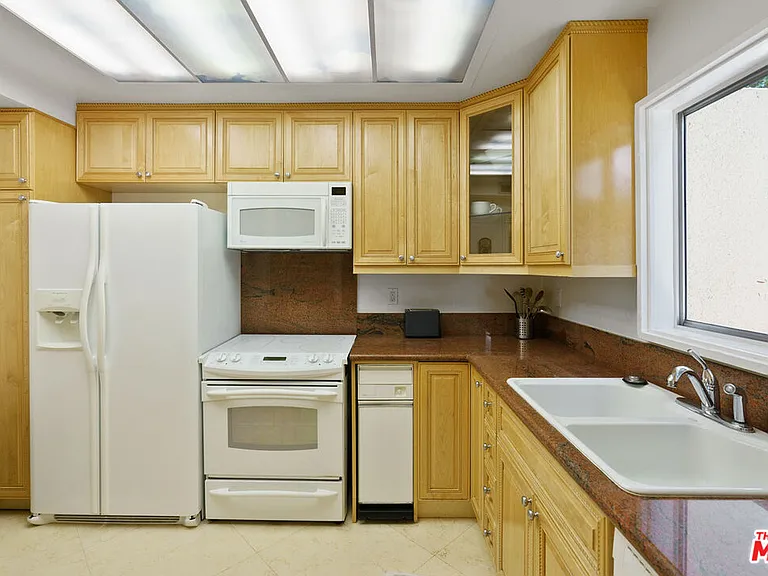 1131 Alta Loma Rd #602 — Photo 11