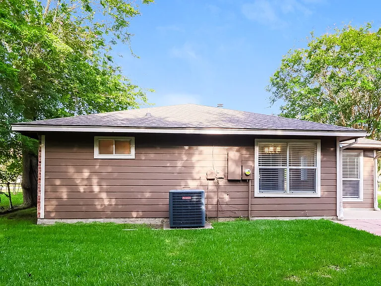 318 Lazy Ln — Photo 16