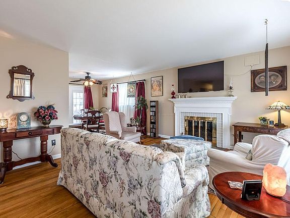 5th image of 1162 Carrousel Dr E