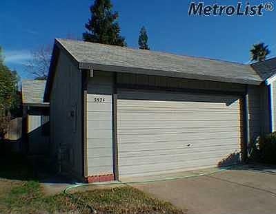 Well maintained half plex with 2 car attached garage. On a quiet cul-d-sac.