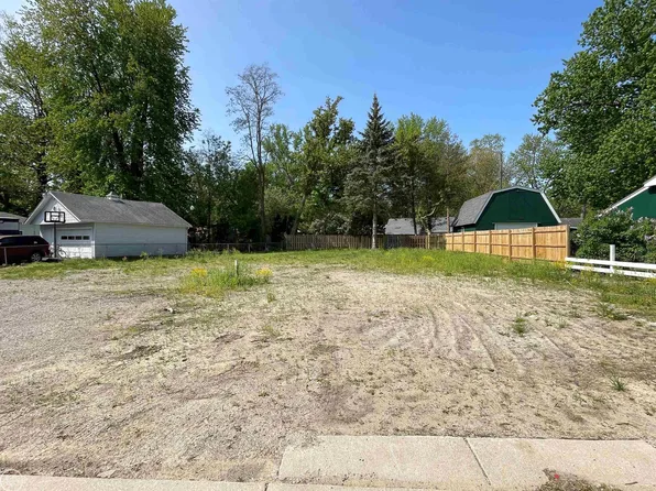 353 Sherwood Ln, Algonac, MI 48001