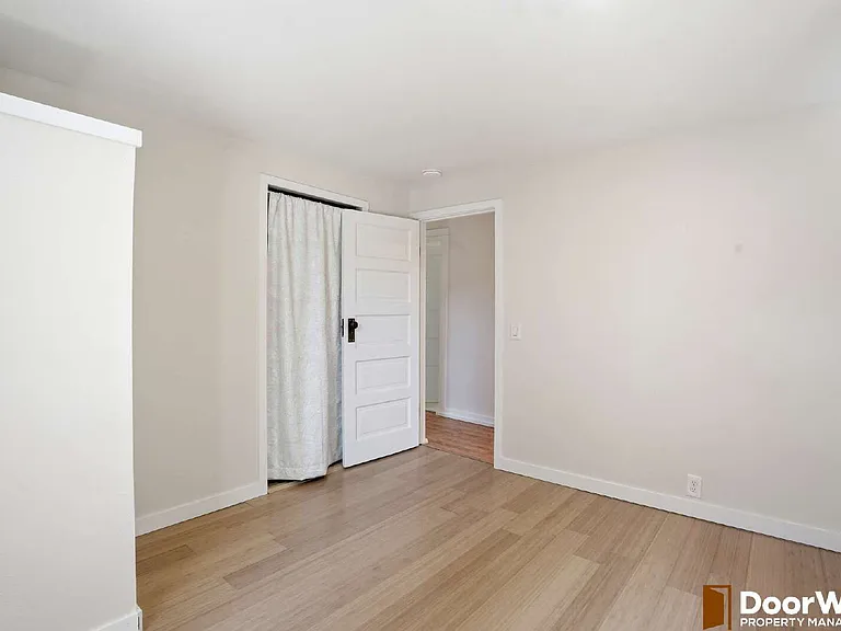 1401 E 11th St — Photo 12