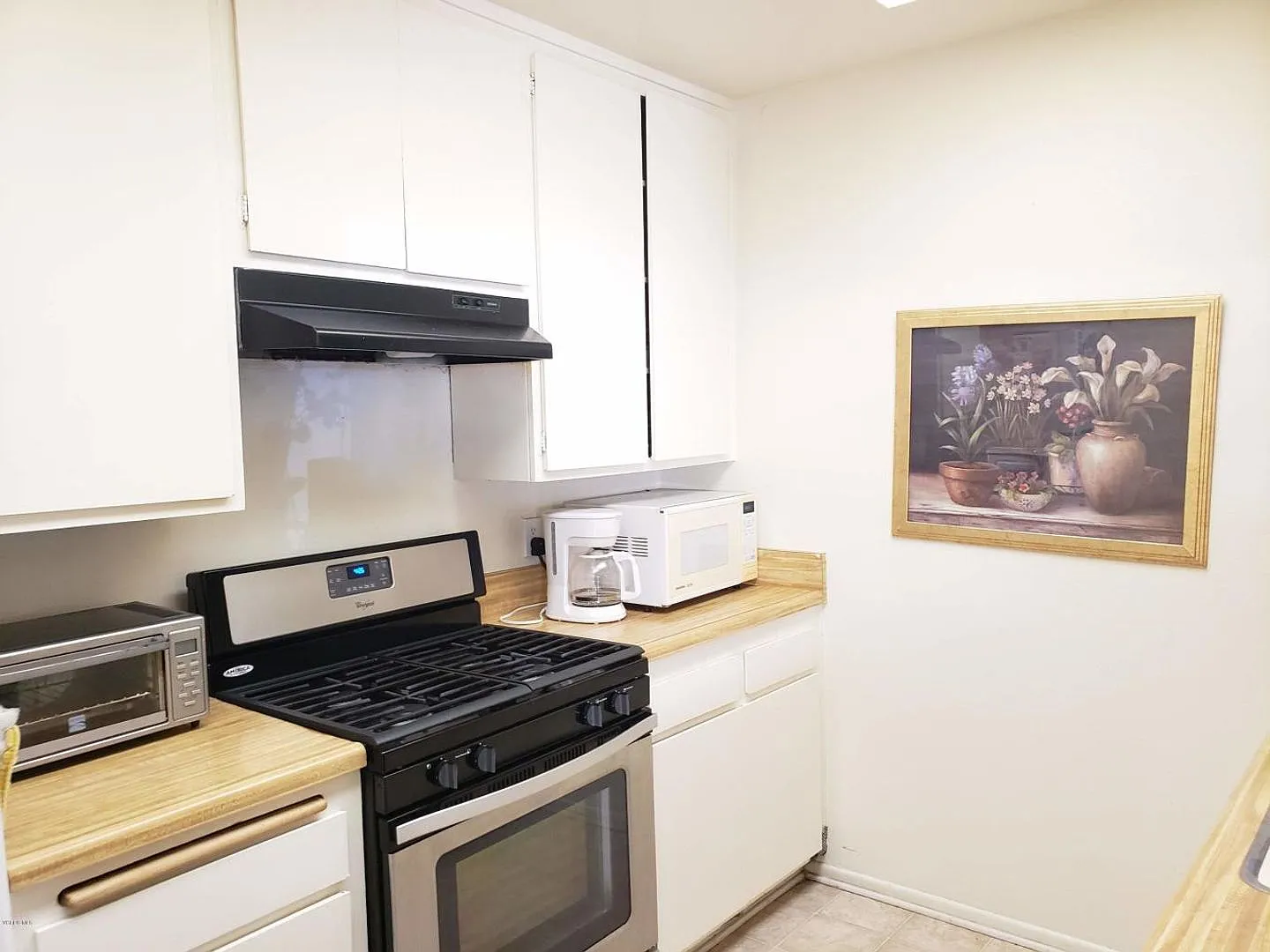 Gorgeous Single Story 3 bedroom Condominium — Photo 2
