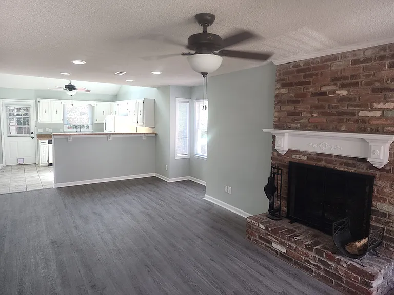 2000 Water Oak Dr #1-A — Photo 2