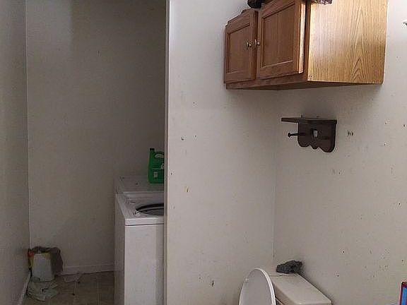 Bath 2/ laundry room