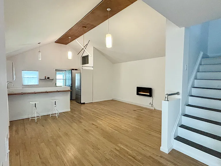 2308 W 11th St — Photo 1