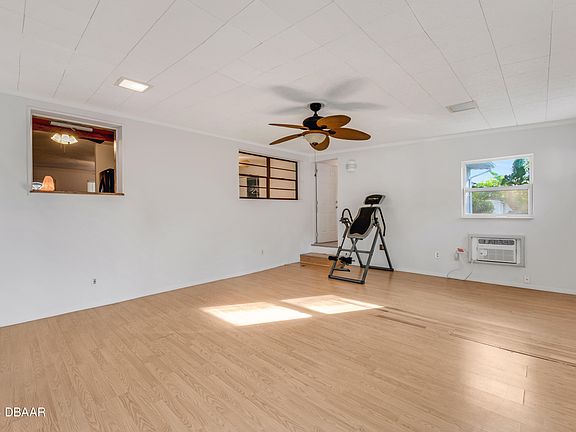 5th image of 567 Martha Dr