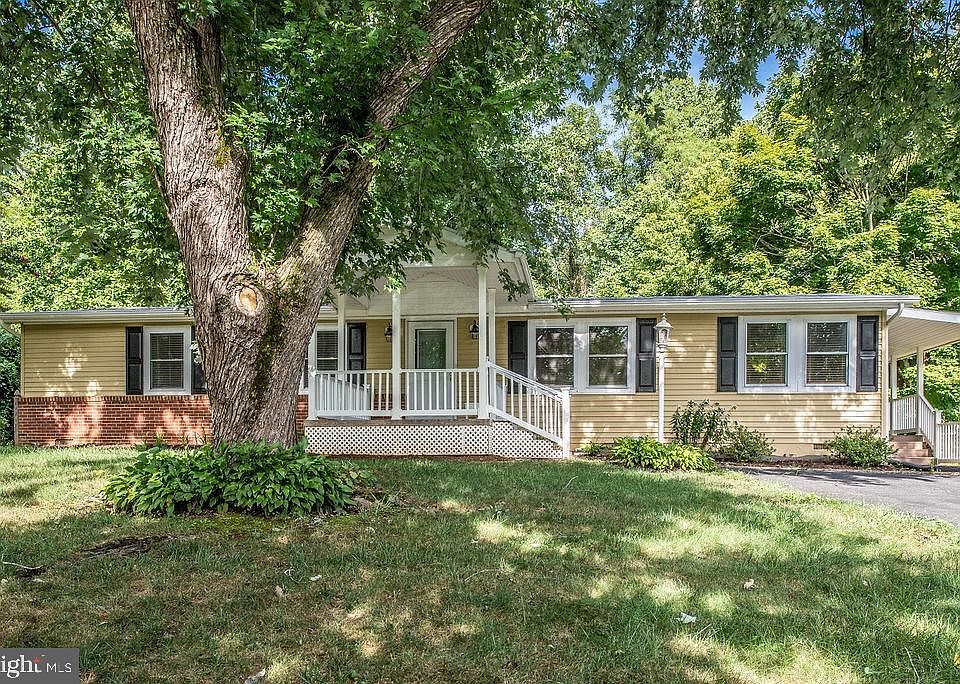 1st image of 302 Oakridge Dr