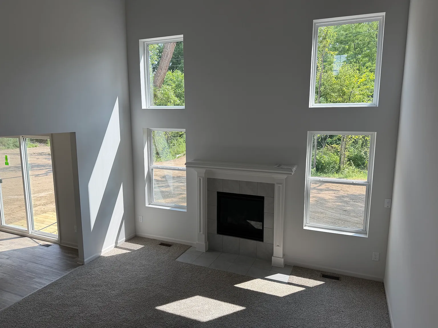 4 bed, 2.5 bath, 1920 sqft, $3,000 — Photo 2