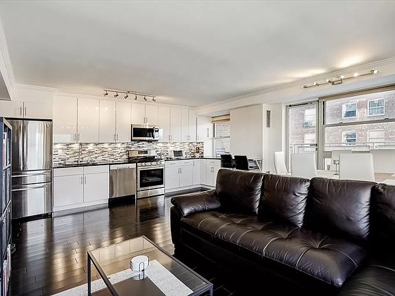 2nd image of 100 La Salle St APT 11G