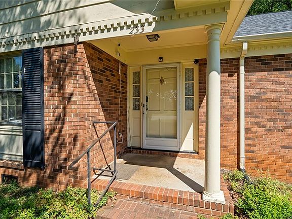 5th image of 233 Maxwell Dr