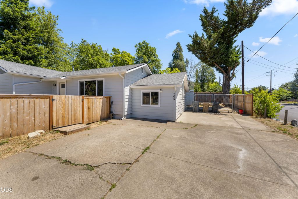 703 NE 10th St, Grants Pass, OR - View 4