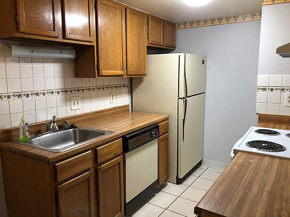 4th image of 1358 S Irving St #18