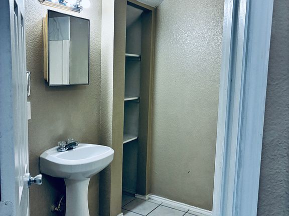 5th image of 307 Kings Way Dr APT A