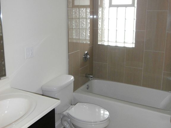 3rd image of 1110 W Balmoral Ave APT 1