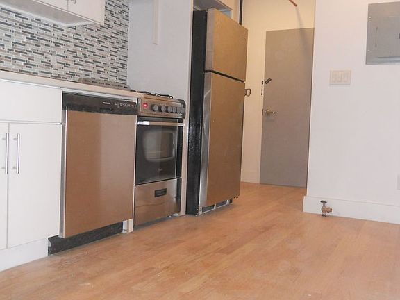 3rd image of 226 W 112th St APT 1R