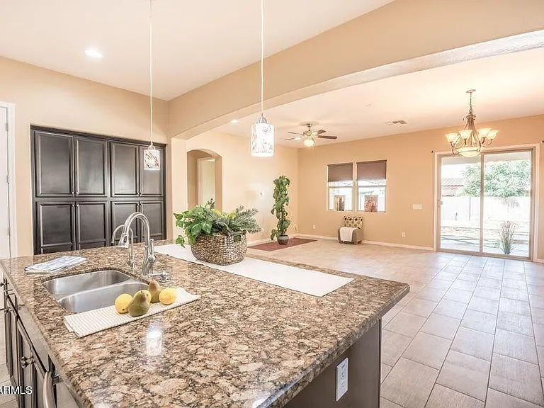 5434 S Forest Ave — Photo 4