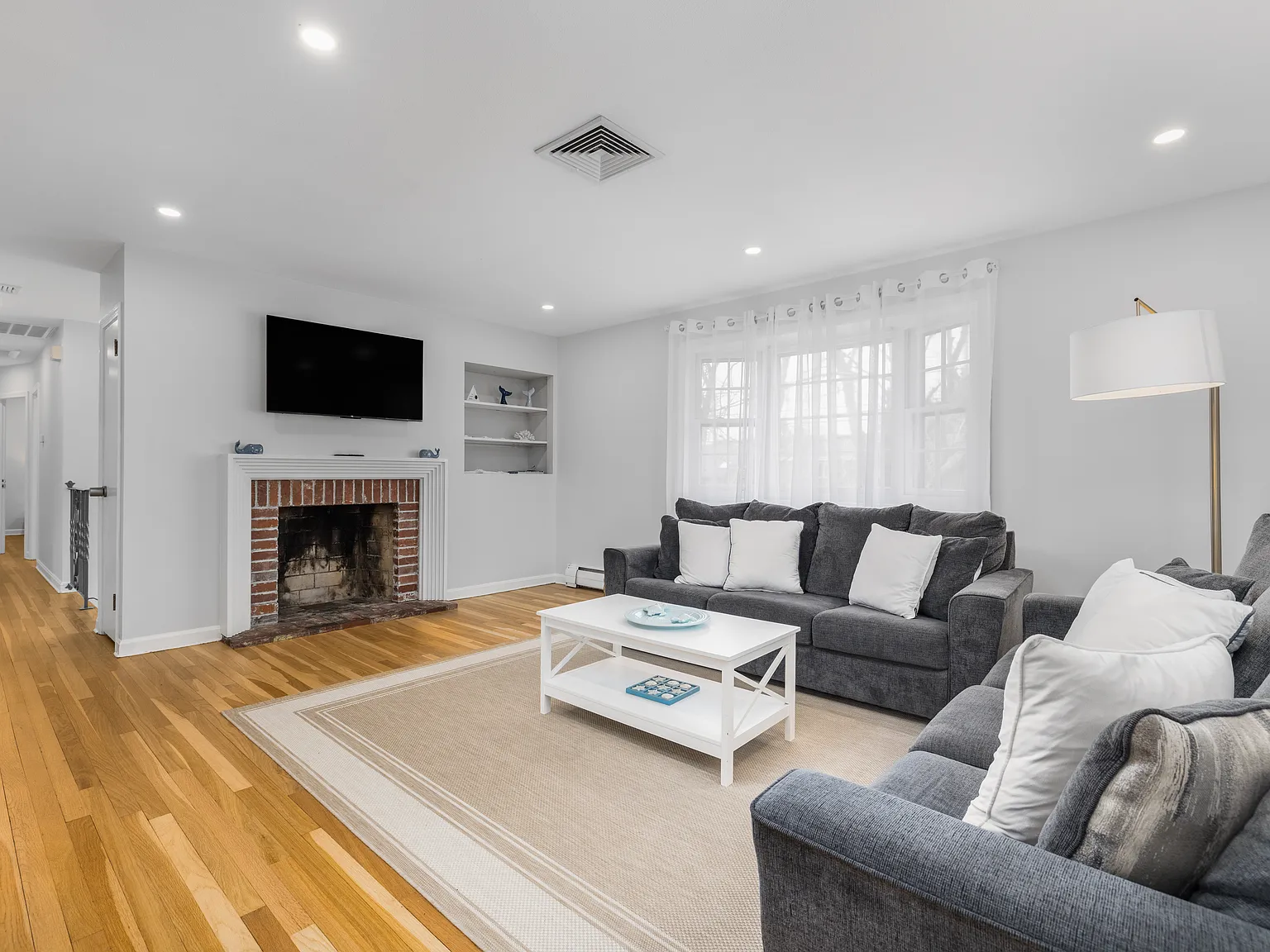 4 bed, 2048 sqft, $3,800 — Photo 4