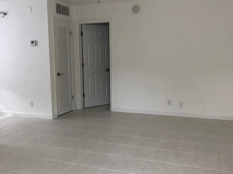 801 NE 28th St #101 — Photo 12