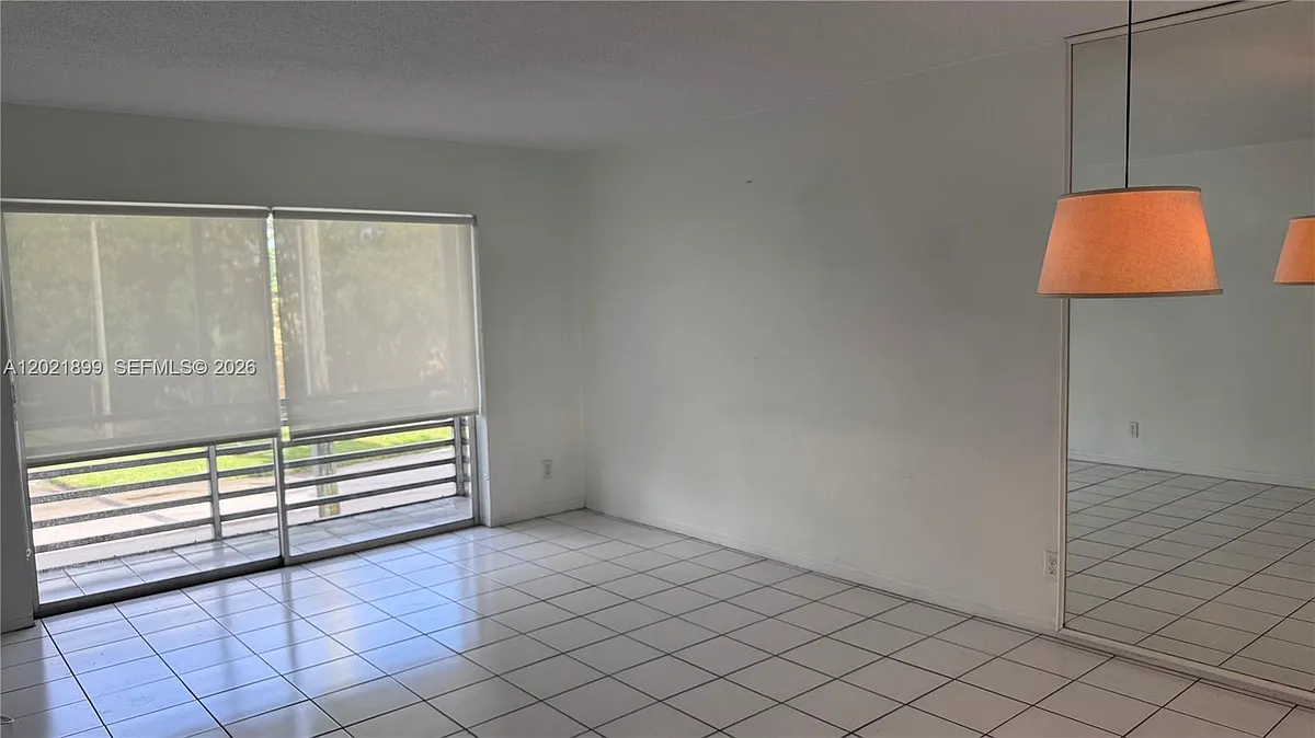 Building Photo - 20201 NE 29th Ct #D214