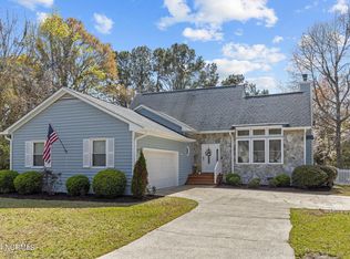 205 Westchester Dr, Morehead City, NC 28557