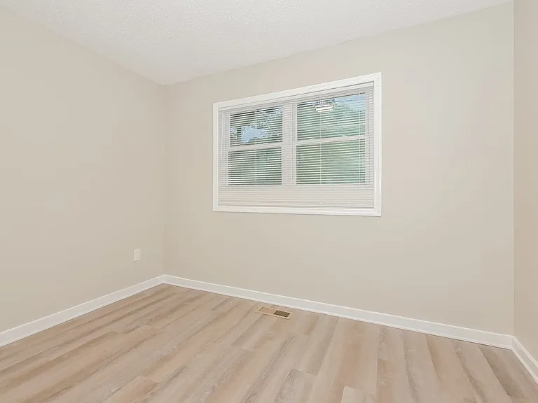 1768172_028_bedroom_13322789.jpg