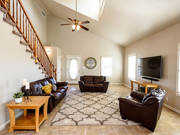 4th image of 8 Blueberry Ln