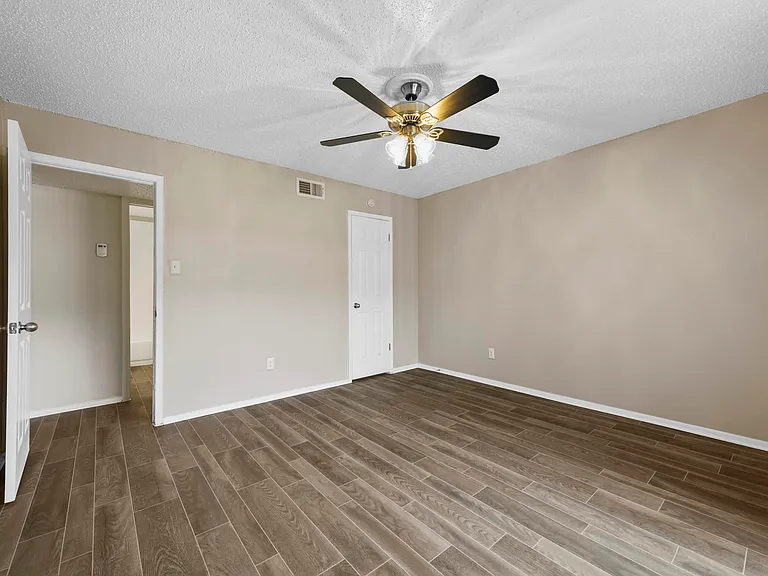 vinyl throughout the bedroom