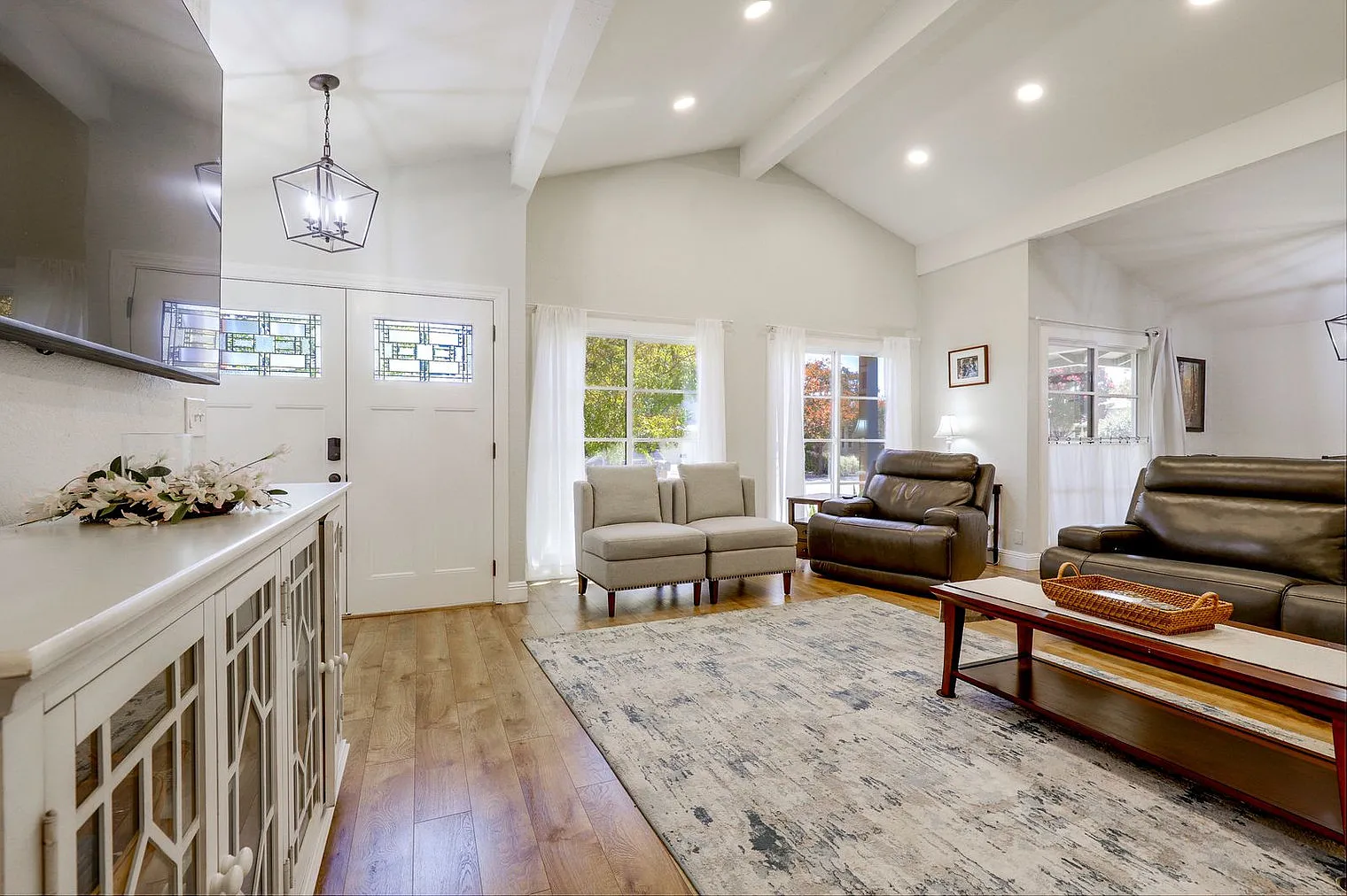 3 bed, 2.0 bath, 1689 sqft, $6,128 — Photo 3