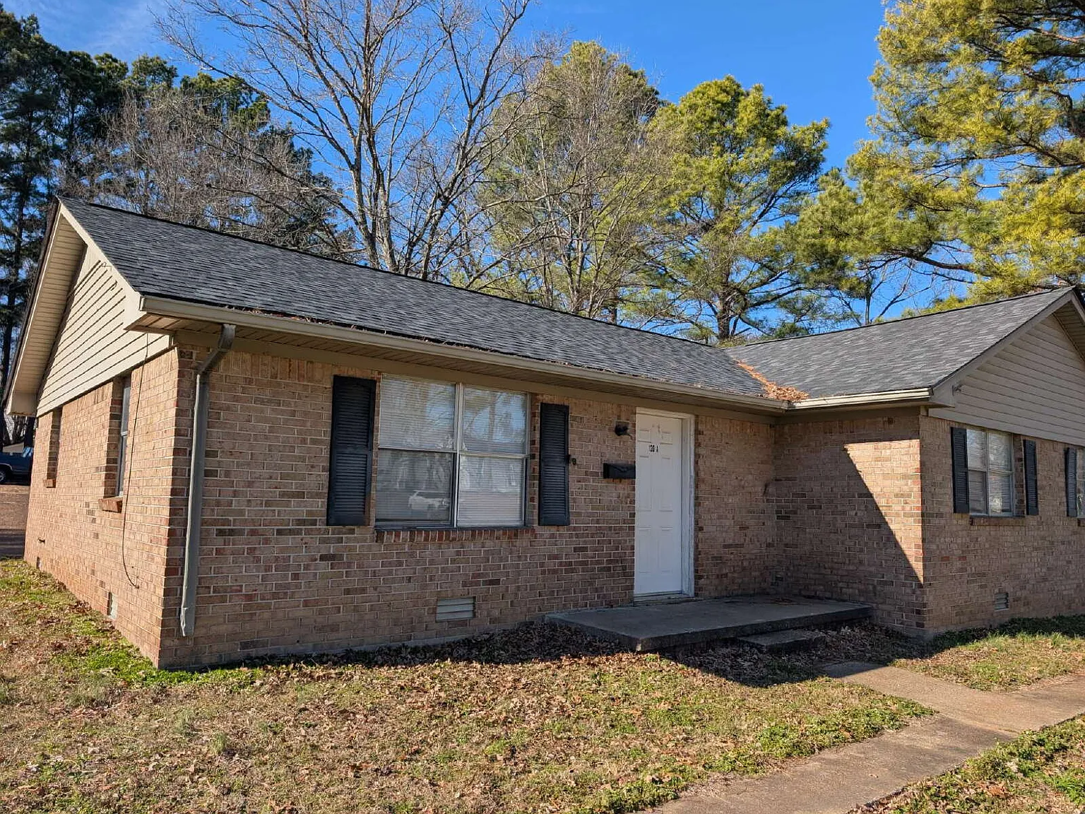 3 bed, 1.0 bath, $900 — Photo 2