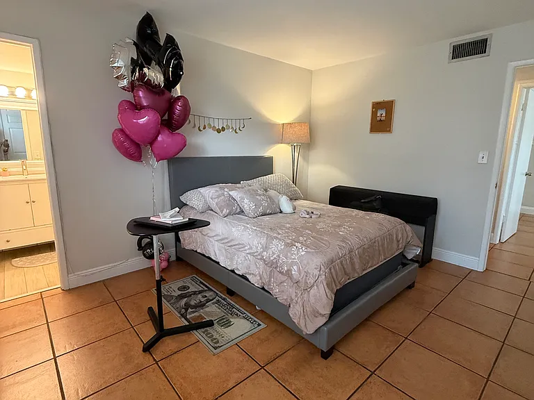 Main Bedroom. Ideal for a Queen size bed to maximize the space.