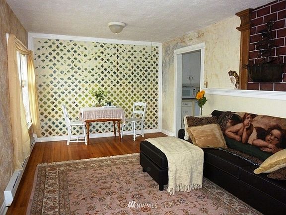 2nd image of 1418 E 4th Street