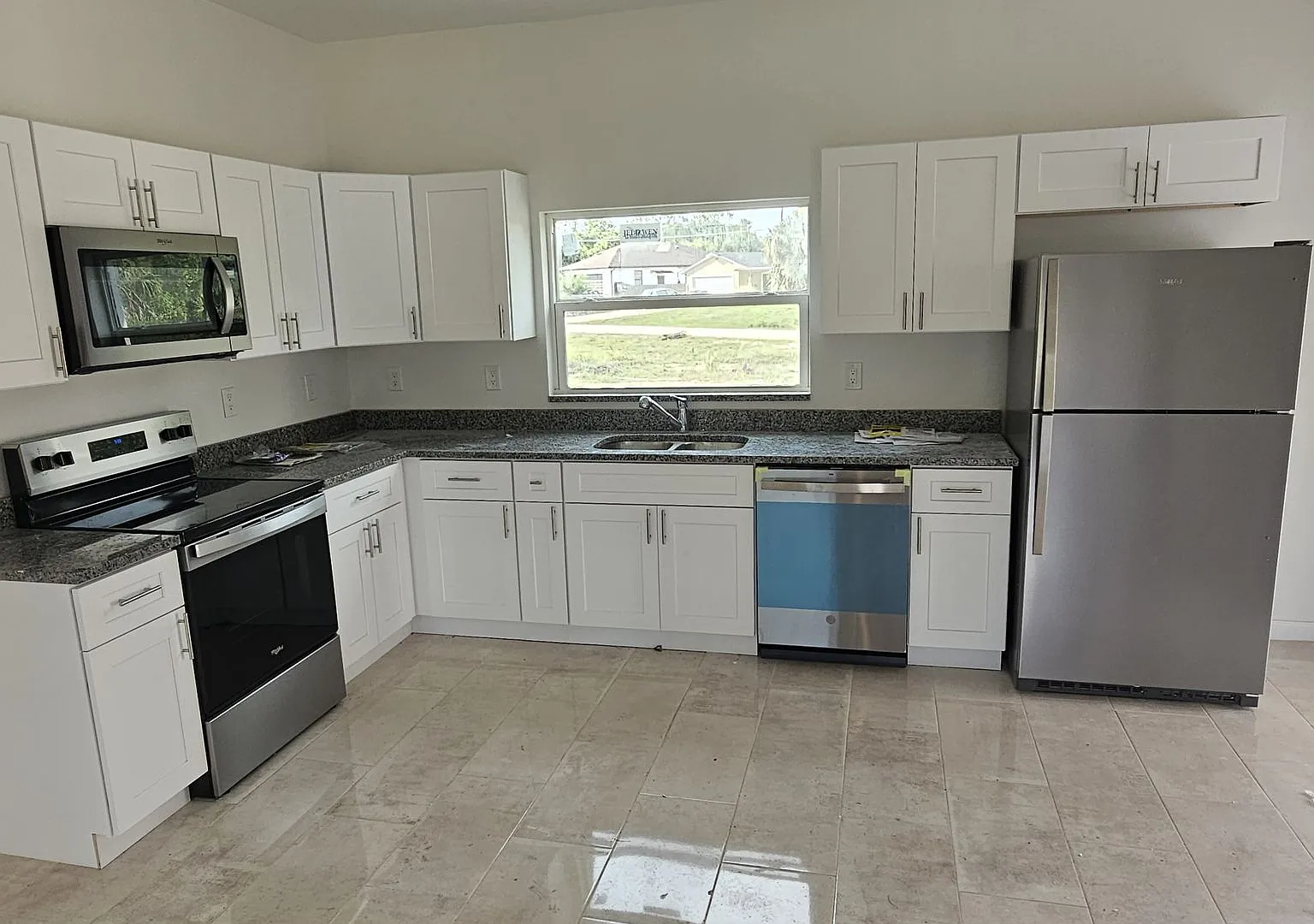 Brand New Move In Ready 3 Bedroom 2 Bath — Photo 3