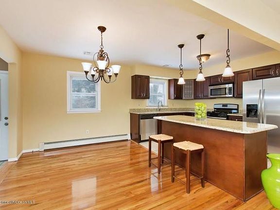 4th image of 34 Edinburgh Dr