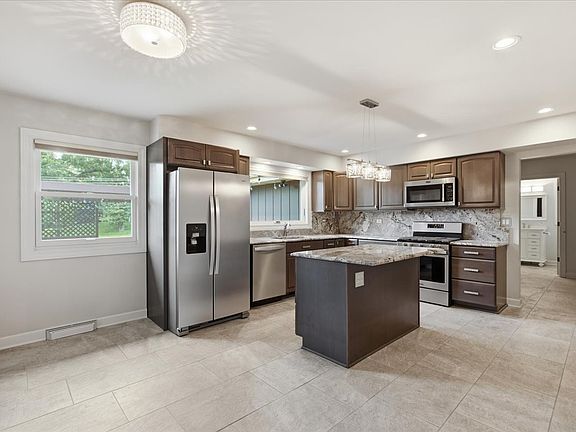 3rd image of 6 Meadowood Dr