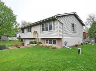 S15W37278 Willow Springs Dr, Dousman, WI 53118
