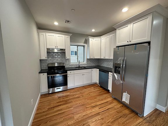 4th image of 360 Robinson Ave Floor 1