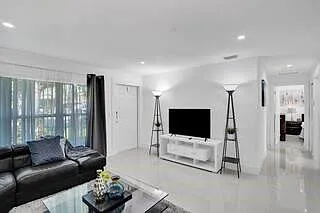 3 bed, 1.0 bath, 900 sqft, $2,900 — Photo 4
